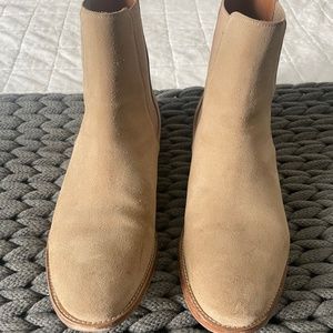 CLASSIC TAN CHELSEA BOOTS